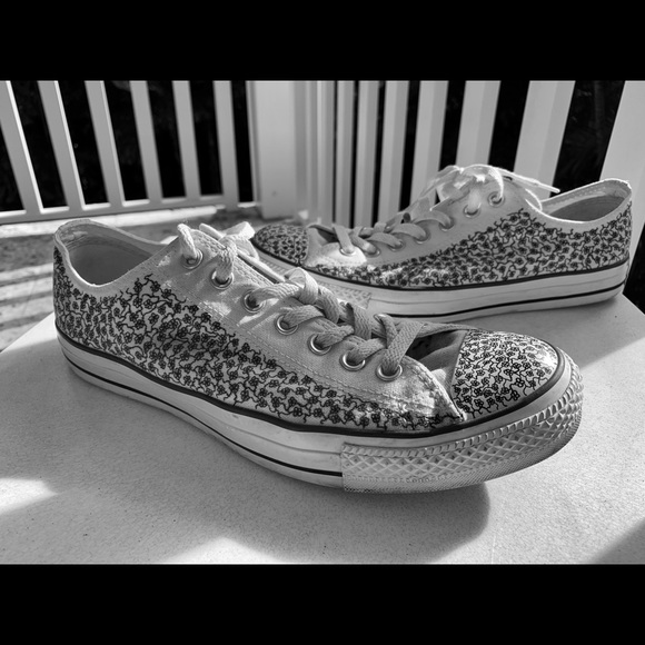 Custom hand-painted Converse All-Stars - Picture 2 of 2